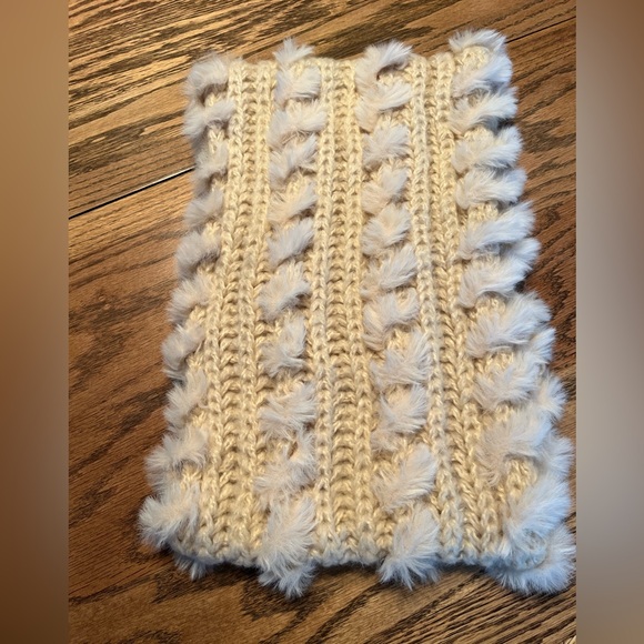 New Cream super soft infinity scarf/ snood with faux fur. $20 obo - Picture 3 of 3
